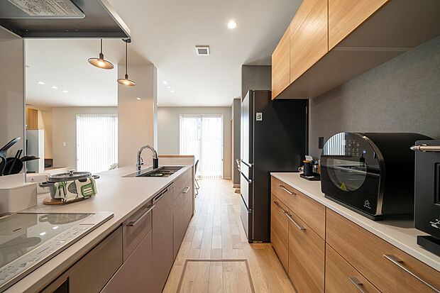 【キッチン】天板はハイブリッドクォーツでフロントオープン食洗機、タッチレス浄水器一体型水栓を搭載した家事楽キッチン
