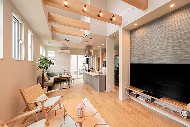 【リビング】木の温かみが、どこか懐かしく、落ち着いた気持ちにさせてくれる空間。家族みんながリラックスできる場所として、食事や会話、読書など、さまざまな時間を心地よく過ごせます。