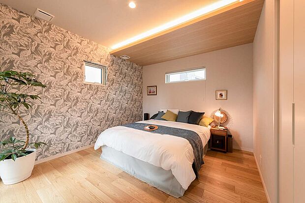 【1F主寝室】洗練された美しさと落ち着きが漂う、折り下げ天井×間接照明の主寝室。ウォークインクローゼットが併設しており収納量もしっかり確保しております。