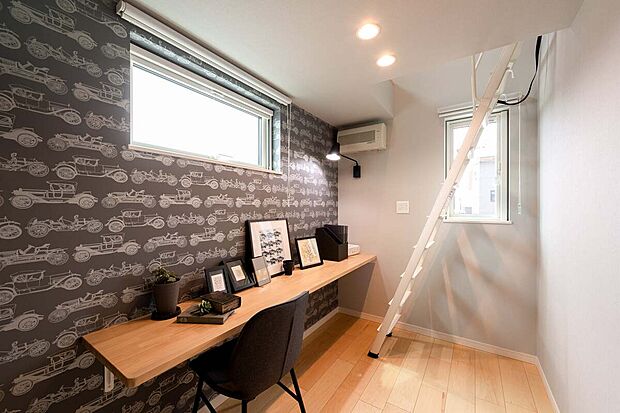 【スキップフロア】趣味部屋や書斎としてだけでなく、家族と過ごす特別な空間にも最適です。子どもと一緒に遊んだり、読書の時間を過ごしたり、リラックスできるお気に入りの場所として活用できます。