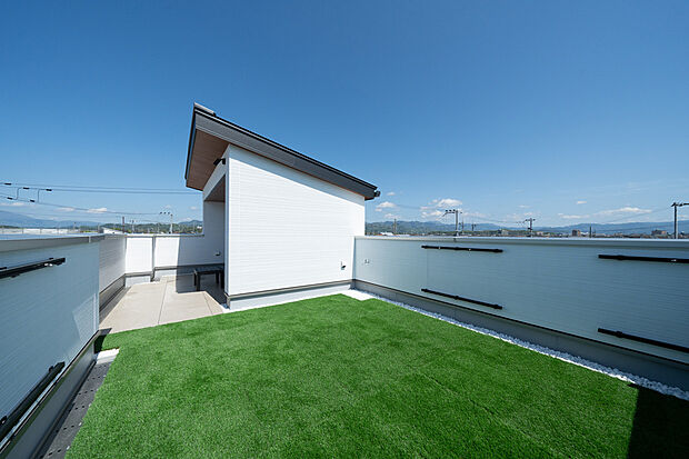 【スカイバルコニー】広々としたバルコニーは、まるで自分だけの特別な場所。日常から解放されて、琵琶湖と彦根城の景色を堪能しながら、贅沢で穏やかな時間を過ごすことができます。