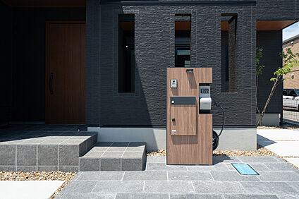 宅配ボックス＆電気自動車充電付き門柱