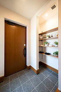 シューズクロークのある広々とした玄関