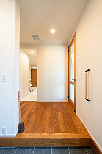 おしゃれな無垢床の玄関ホール