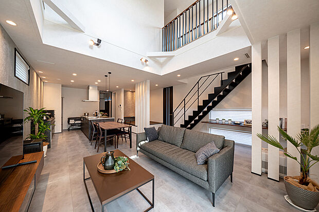 【リビング】吹き抜けもあり空間の演出も素敵です！