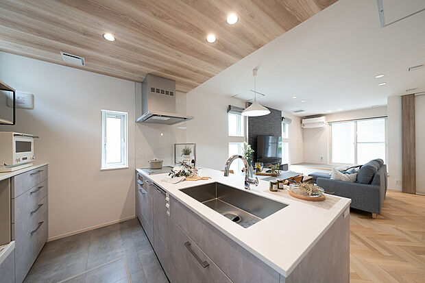 【【キッチン】】ヤマト住建オリジナルキッチン【ラカーサ】
大人気タッチレス水栓や使いやすいフロントオープンタイプの食洗器も付いています。あったら嬉しいコンセントも完備◎
床は水に強いタイプを採用しているのでこぼれた時でも安心◎