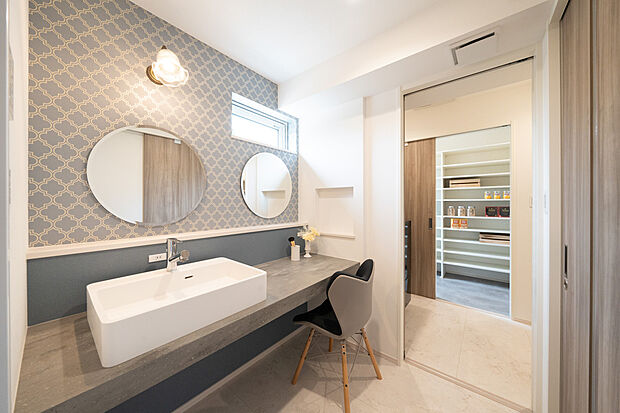 【【洗面室】】鏡が2つある洗面台。約1m80cmのカウンターになっているので大人2人でも同時に作業可能。朝の忙しい時間もストレス無く身支度出来ます◎