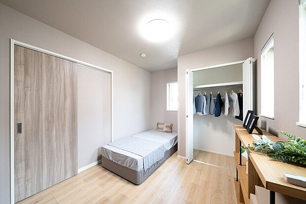 【洋室】シンプルで使いやすい洋室は、子ども部屋やゲストルームにも対応できる便利な一室。