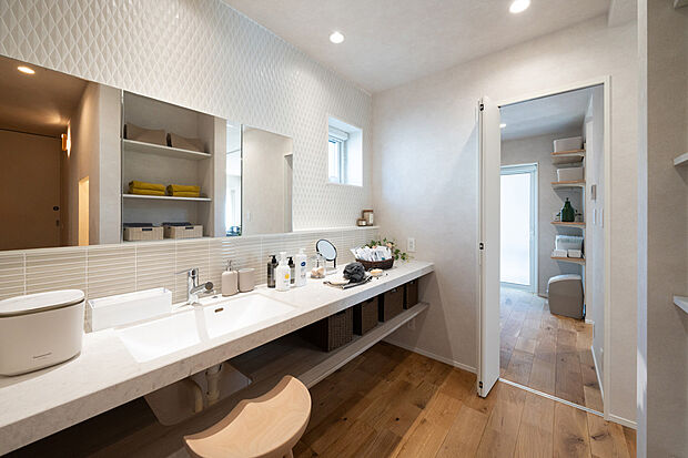 【洗面台】オリジナルの造作洗面台で、自分らしい使いやすさとデザインを両立。朝の身支度も快適に。