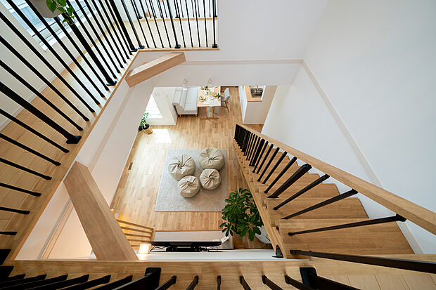 【吹き抜け】光をたくさん取り入れられ、夜にはスポットライトで光の演出!ダイナミック空間を叶える二カ所の吹き抜け