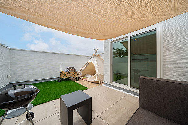 【広々屋上庭園】バーベキューを行うにもピッタリな広々屋上庭園。高めの腰壁でプライベートもばっちり