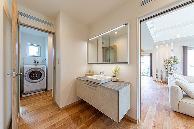 【洗面所】ホテルライクな洗面化粧台。すりガラスのように美しいカウンターが空間を魅力的に演出◎
玄関近くに洗面があるので帰宅後すぐに手洗い・うがいの習慣がつき、幅広い洗面台＆鏡で朝の身支度も渋滞知らずです！