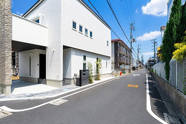 【外観】角地ならではの開放感が魅力の立地。ゆとりある前面道路に面し、採光や風通しにも恵まれた、明るく心地よい住環境です。
