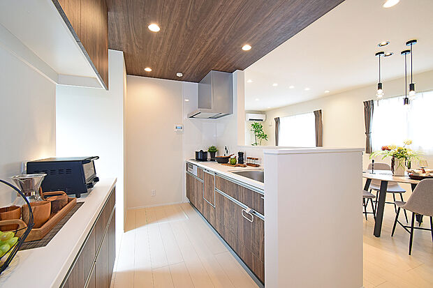 ダークブラウンが印象的な、上質感のあるキッチンです。【9号地 モデルハウス】