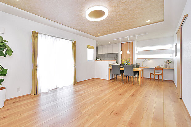 南からの光が広がるリビングダイニング（2号地 モデルハウス）