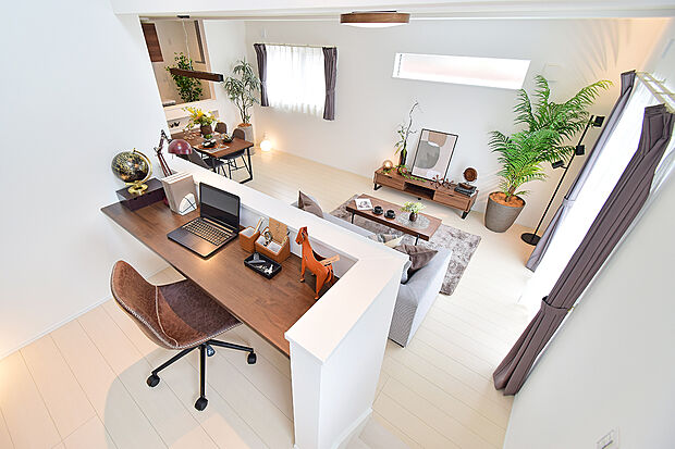 【2号地モデルハウス・スタディスペース】2階へ上がる階段途中に、吹抜のスタディスペースを設置！家族と同じ空間に居ながら、一人で集中して作業もできる、ちょっと特別な空間です♪