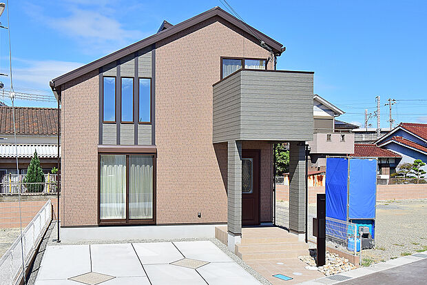 ■外観イメージ(3号地モデルハウス)■
重厚感のある、落ち着きあるデザインの外観です。