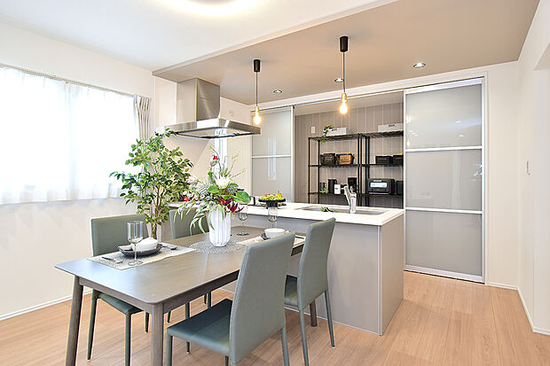 オープンキッチン＆引き戸を設置したキッチン収納庫のある住まいです。（3号地モデルハウス）