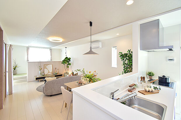 【6号地モデルハウス/LDK】段付天井がつなぐ、広がりある空間！