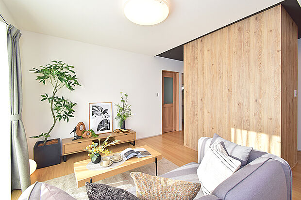 【5号地モデルハウス/リビング】木目のデザインクロスが印象的な空間です。