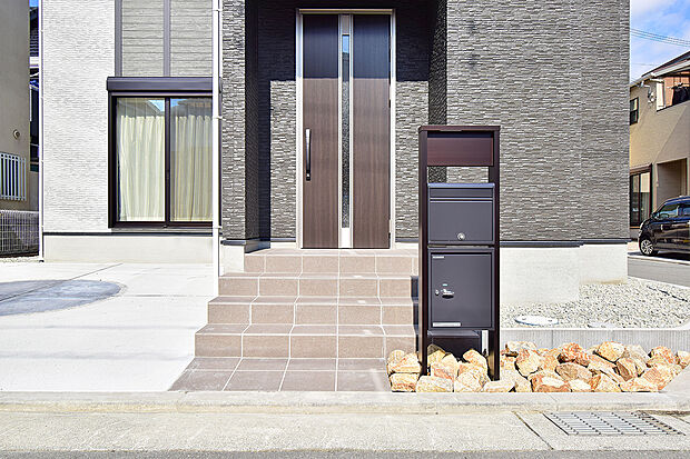 【1号地モデルハウス【ZEH＆IoT住宅仕様付】】門柱に便利な宅配ボックス付き♪