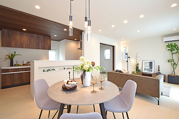 【ペンダントライト設置のダイニング】【9号地 モデルハウス】