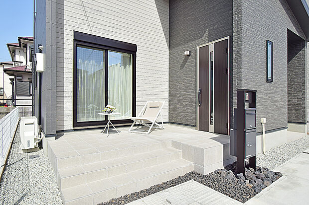 【4号地モデルハウス【ZEH＆IoT住宅仕様付】】便利な宅配ボックス付きの門柱を採用！