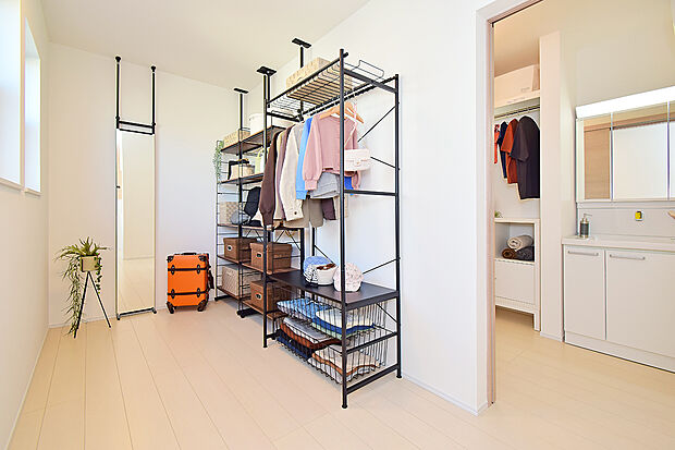 【キッチンと洗面室の間にあるファミリークローゼット】(3号地モデルハウス)