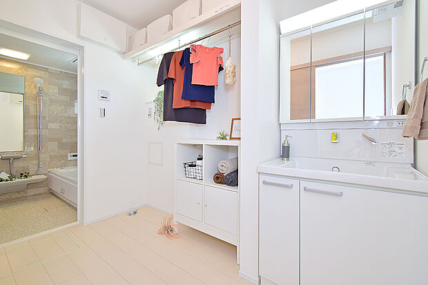 【枕棚とパイプを設置した、広々洗面室】(3号地モデルハウス)