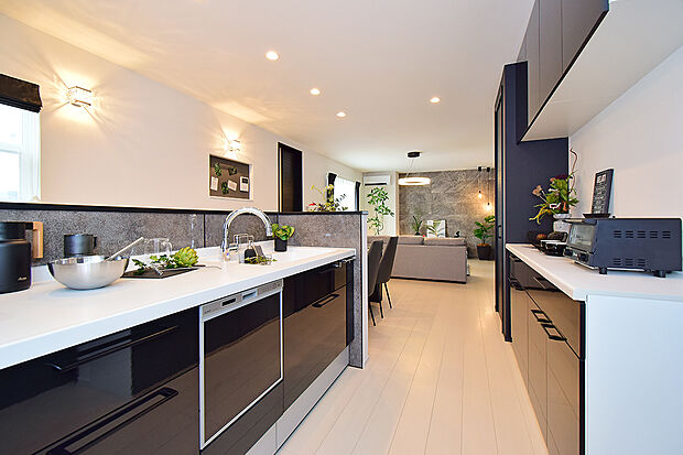 【視界が広がる、開放感のあるLDK】（1号地 モデルハウス）