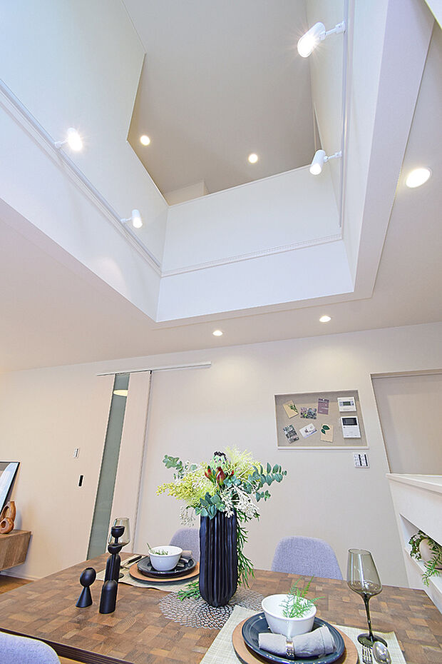 【【1号地モデルハウス/吹抜】】2階ホールへつながる吹抜空間