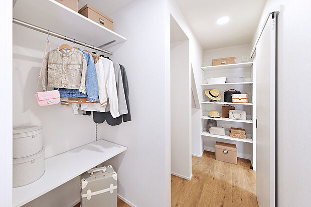 【【1号地モデルハウス/ファミリークローゼット】】収納する物に合わせて調節できる、可動棚やパイプを設置。家族みんなの上着やかばん等もすっきりと収納できます。