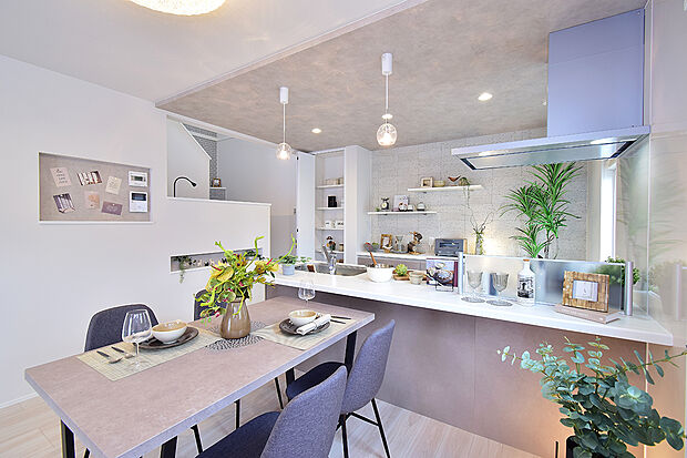 【会話が弾む、開放感のあるキッチン】（1号地 モデルハウス）