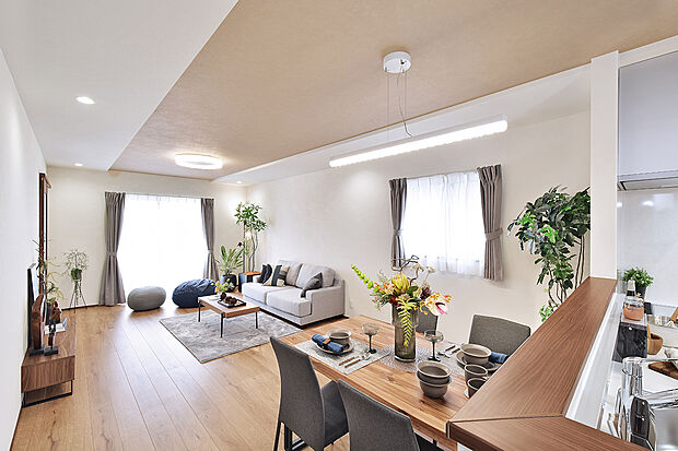 【庭からの光がLDKに広がります。】（10号地モデルハウス）