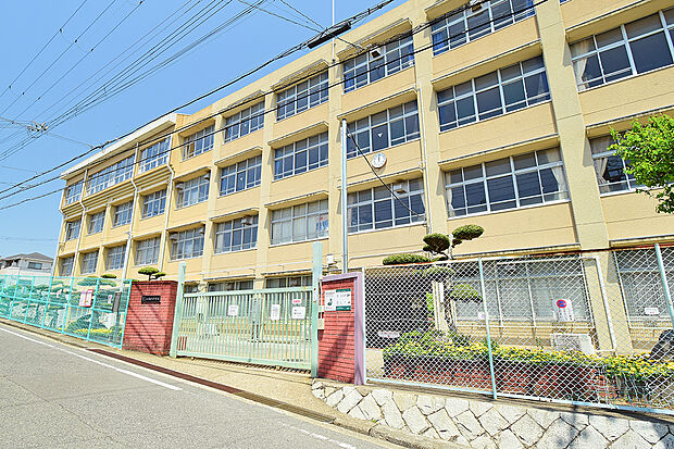 市立王塚台中学校（約590m）