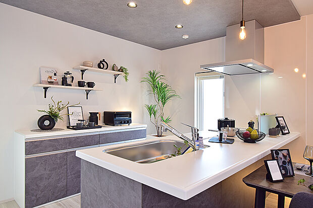 【明るくすっきりとしたカウンターキッチン】（6号地モデルハウス）