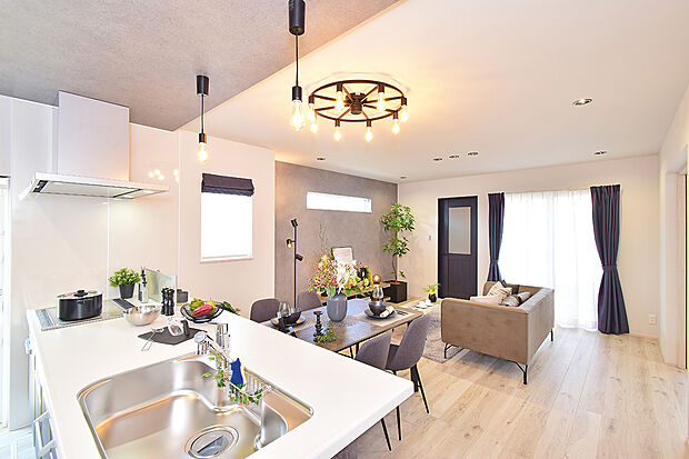 【開放感のあるLDK】（6号地モデルハウス）