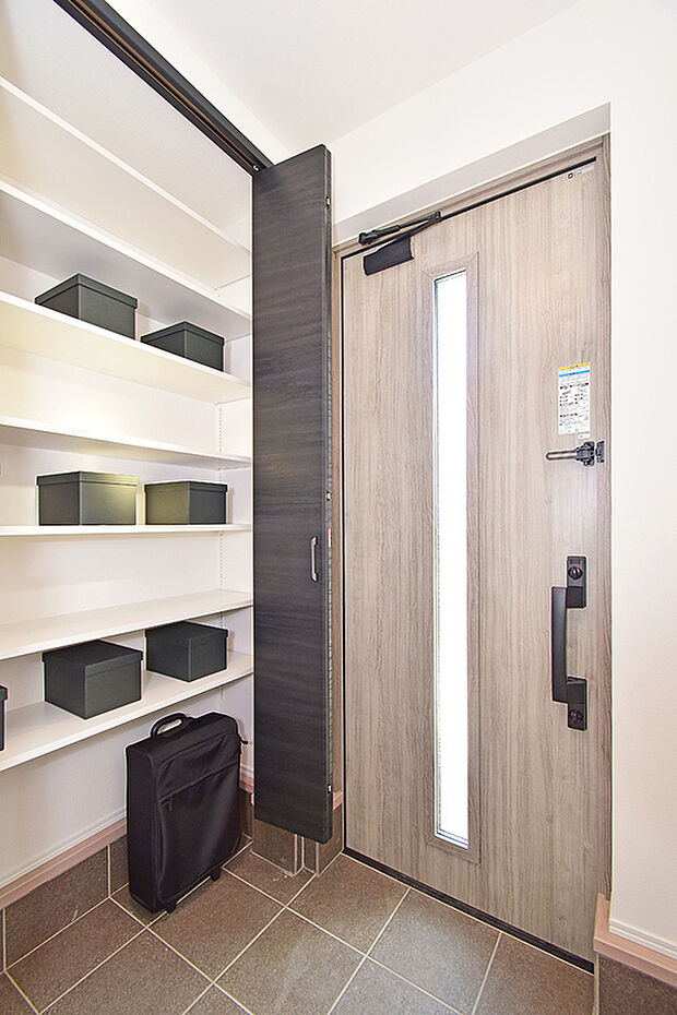 【可動式の棚ですっきり収まる、大容量の玄関収納】(1号地モデルハウス)