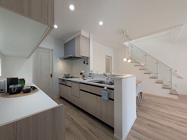 【1号地キッチン】家族とのつながりを大切にした対面式キッチンは、料理をしながら会話を楽しめる家族の温かさを感じる空間です。豊富な収納と使いやすい設備が整い、使いやすさとデザイン性を兼ね備えています。