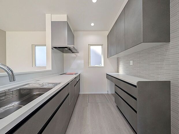 【キッチン】【6号地】家族とのつながりを大切にした対面式キッチンは、料理をしながら会話を楽しめる家族の温かさを感じる空間です。豊富な収納と使いやすい設備が整い、使いやすさとデザイン性を兼ね備えています。