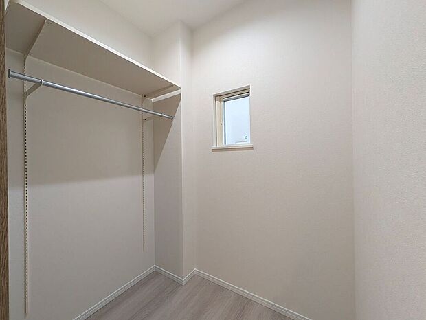 【ファミリークローク】【6号地】家族の衣類をまとめて収納できるファミリークロークで、洗濯から片付けまでの動線がスムーズ。片付けも整理もラクになり、清潔で整った暮らしをサポートします。