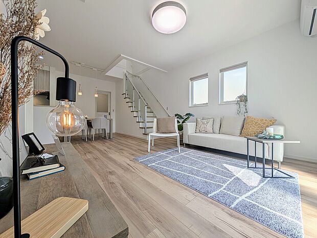 【リビング】明るく開放感あふれるリビング。大きな窓からの自然光が明るく心地よい空間を作り出します。シンプルな内装は家具やインテリアとの相性も抜群で、家族団らんや友人との集まりに最適な場所です。