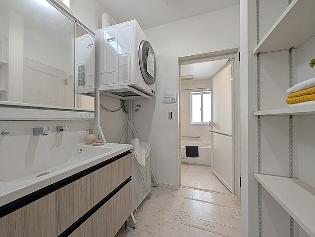 【ガス衣類乾燥機】電気式の約1/3の時間で、家事の時間を大幅に短縮できます。ガスだから実現できる、圧倒的な乾燥の速さ。洗濯物が手早く片づいて、家事の時短につながります。