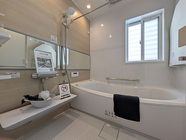 【浴室】広々とした浴槽で毎日の入浴をよりリラックスできる時間に。浴槽内に段差があるのでお子様との入浴や将来も安心です。毎日使うからこそ、ゆとりのある落ち着いた空間を演出しています。