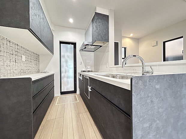 【キッチン】家族とのつながりを大切にした対面式キッチンは、料理をしながら会話を楽しめる家族の温かさを感じる空間です。豊富な収納と使いやすい設備が整い、使いやすさとデザイン性を兼ね備えています。