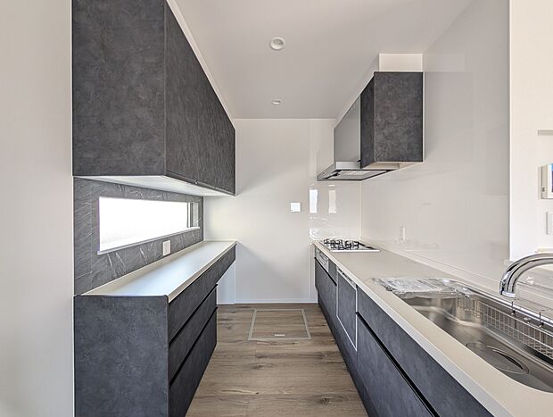 【キッチン】システムキッチン、カップボード、床下収納など高い収納力が魅力のキッチンは、毎日使う場所をすっきりと保つことができて快適です。生活感を隠すこともできて来客時もばっちり。