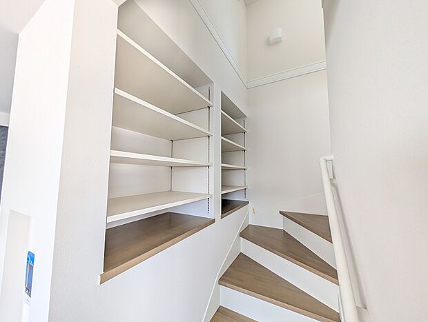 【階段】階段途中のデッドスペースを活用した収納スペース。大切なものを整理整頓し、快適な生活空間を実現します。