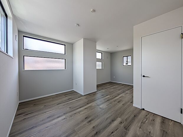 【洋室】お子様が小さいうちは広々と使用し、大きくなったら区切って使うなど、成長に応じた使い分けが可能です。