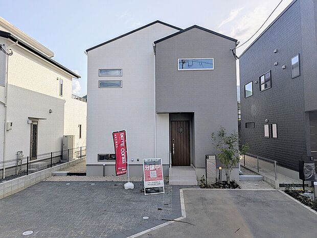 【2号地】外観がシンプルなため、インテリアとのコーディネートがしやすく、家全体の統一感を出しやすいです。シンプルでありながらも強い印象を与える内外のつながりを意識したデザインスタイルです。