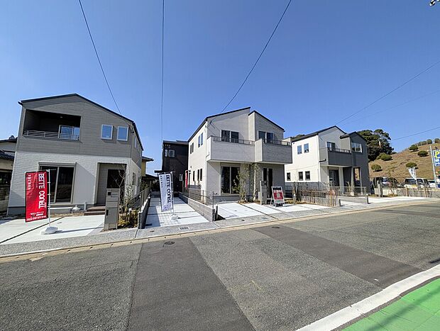 【外観】調和の取れた5棟が並び、街並みに温かみと統一感を与えています。それぞれの外観はシンプルながらも異なるデザインで、個性を引き立てつつも周囲と調和しています。住む人々に心地よさを提供する理想的な環境に。